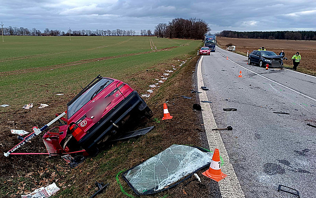 Řidič nezvládl předjíždění, při střetu zahynul šofér protijedoucího vozu