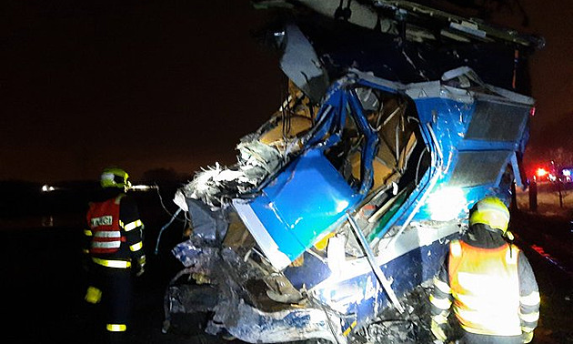 Při střetu vlaku s kamionem u Karviné se zranilo 16 lidí, strojvedoucí zemřel