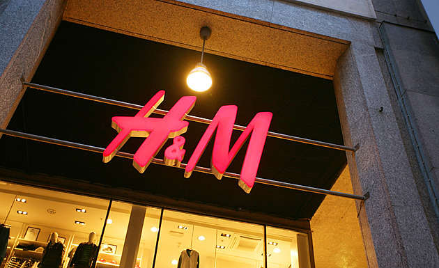 „Ať se za vámi otáčejí.“ Reklama podle kritiků sexualizuje děti, H&M ji stáhla