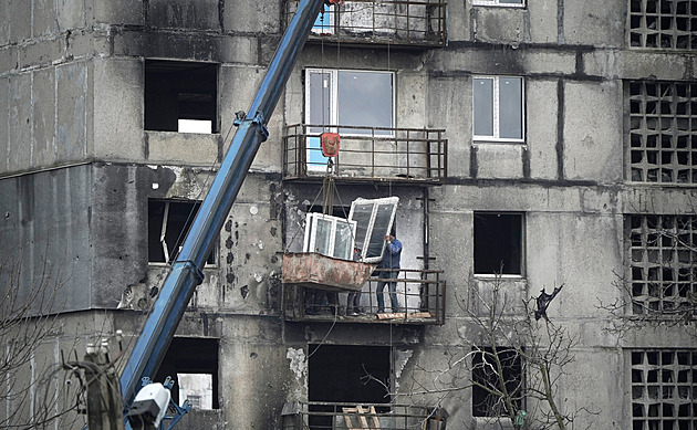 Fólie místo oken, domy teče voda. Obyvatelé Mariupolu popsali život pod Rusy