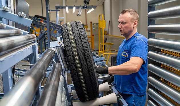 Otevení nového robotického pln automatizovaného skladu pneumatik ve...