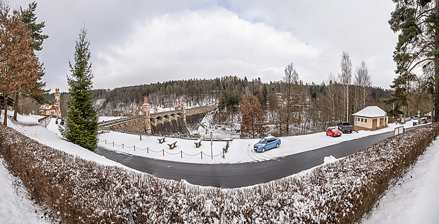 Pohádková přehrada se letos dočká parkoviště, nelegální stání u silnic skončí