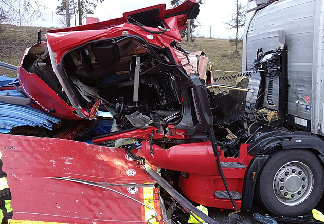 Při srážce kamionů na D1 u Velké Bíteše zemřel člověk, jezdí se jedním pruhem