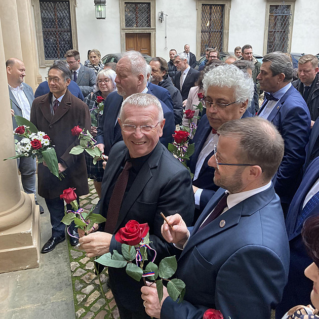 Místo svíček zapálili cigarety. Senátoři zavzpomínali na Jaroslava Kuberu