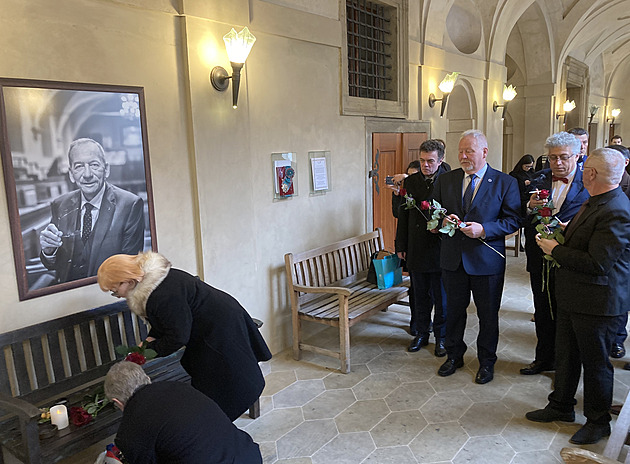 Místo svíček zapálili cigarety. Senátoři zavzpomínali na Jaroslava Kuberu