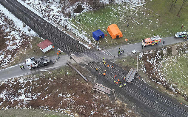 Železniční přejezd, kde se srazil rychlík s tahačem, budí pochybnosti
