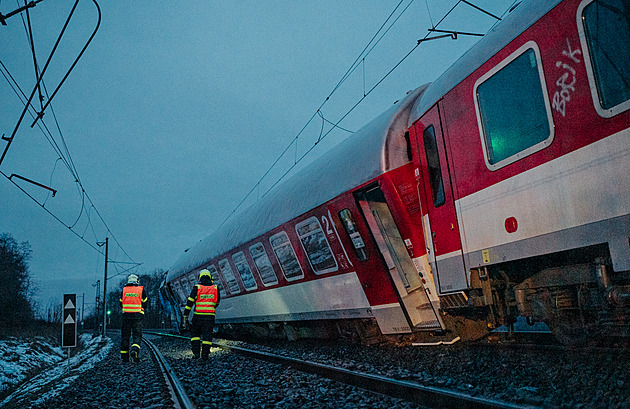 V Libčicích nad Vltavou se srazil vlak s autem. Provoz z Prahy na Ústí stál