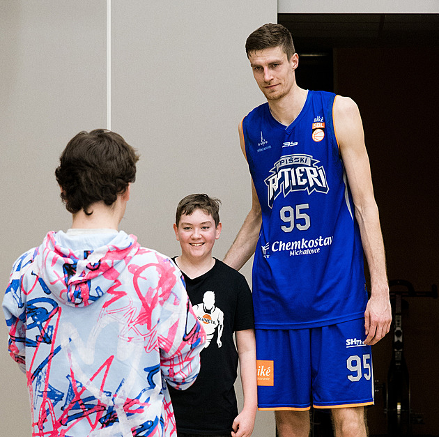 223 cm, ale kilogramy od NBA. Pětkrát denně knedlo, vepřo, a nic, štve Slováka