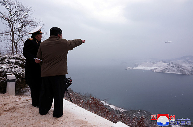 Kim dohlížel na odpalování nových raket z ponorek, s testem byl spokojen