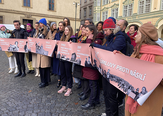 Ženy bez zastání? Istanbulskou úmluvu podrazila hlavně ideologie