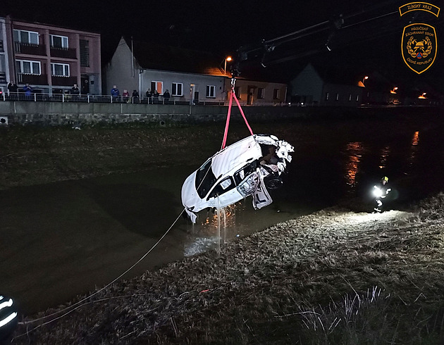 Auto na blikajícím přejezdu smetl vlak. Skončilo v řece, řidič byl opilý