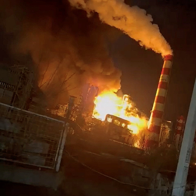 Areál rafinerie na jihu Ruska zasáhl požár. Ukrajina čelila útoku dronů