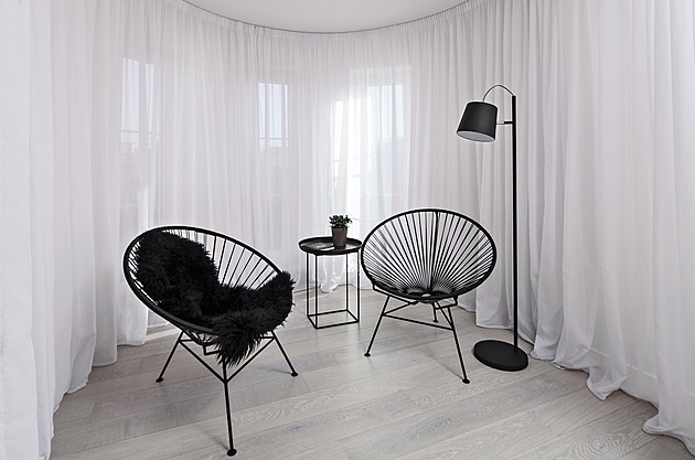 Tmavý půdní mezonet se proměnil na úžasný prostor pro mladou ženu