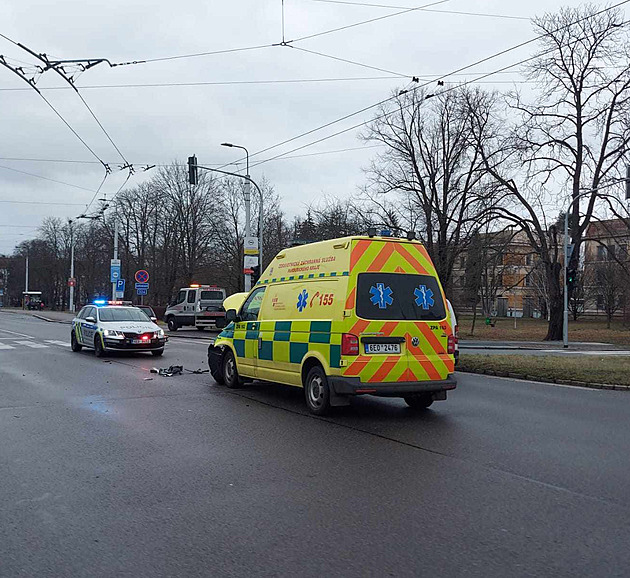 Sanitka se cestou k pacientovi střetla s osobákem, musela vyjet jiná posádka