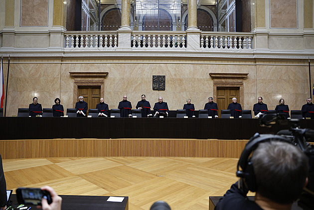 KOMENTÁŘ: Ústavní soud hájí hlavně svoje platy. Zdá se, že sobě pomůže vždycky