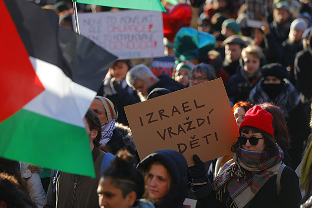 V Praze se znovu sešli lidé na podporu Palestiny a Ukrajiny. Akce hlídali policisté