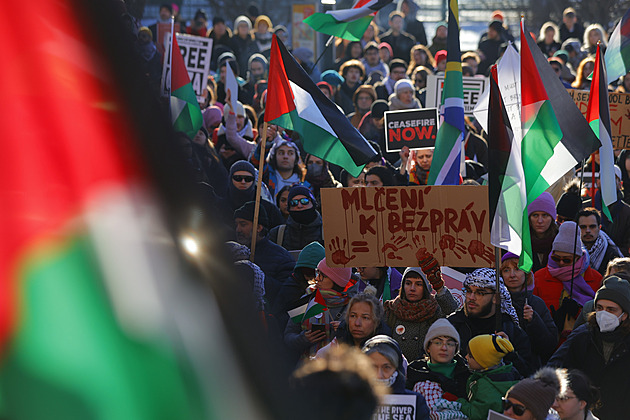 Česko platí vraždy dětí, vykřikují podporovatelé Palestiny před vládou