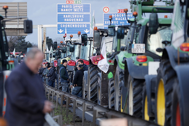 Rozlícení farmáři chystají blokádu Paříže. Policie má odrazit vpád traktorů