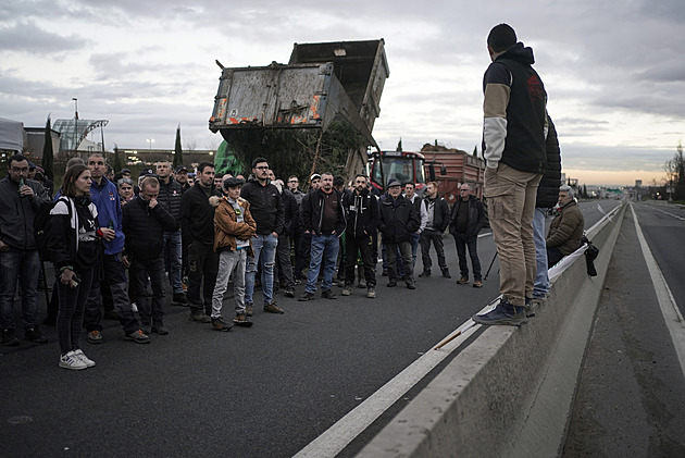 Vláda ve Francii ustupuje protestům. Daň na zemědělskou naftu se nezvýší