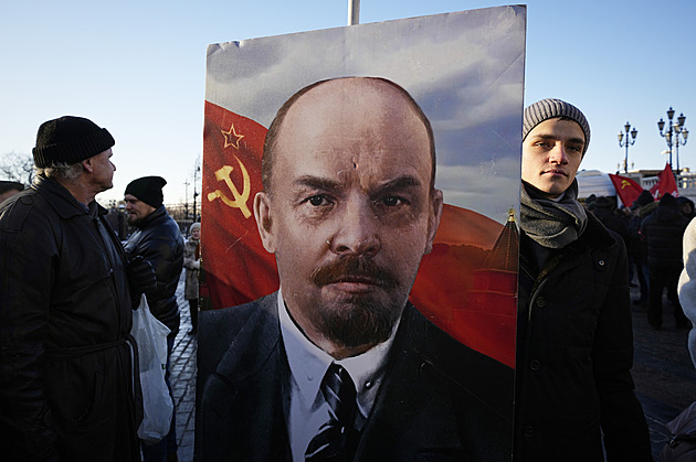 Zbořené Leninovo mauzoleum a neonacistický převrat. Ruské komunisty tíží můry