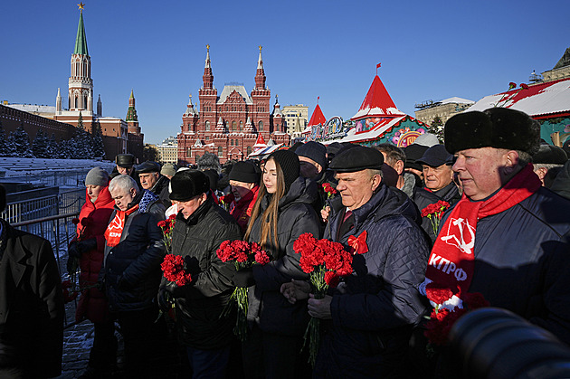 „Rusko se hroutí, on je ideál.“ Leninovi příznivci se sešli před mauzoleem