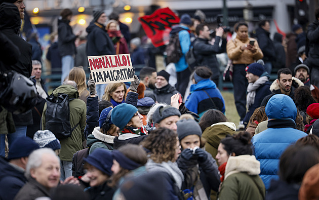 Sociální dávky migrantům ve Francii necháme. Ústavní rada osekala zákon