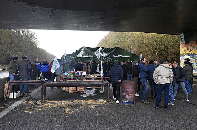 Hněv farmářů otřásá Francií. Blokují dálnice a chystají se vzít Paříž ztečí
