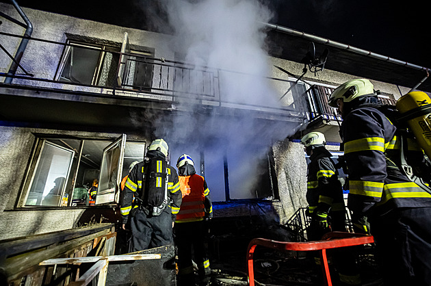 Řadovku ve Dvoře Králové poškodil požár, v domě prohořely stropy