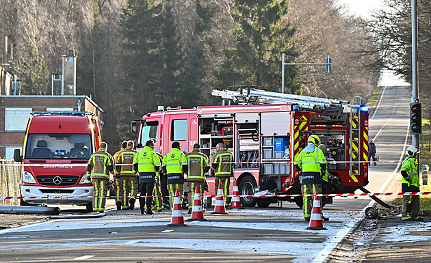 Pilot malého letadla v Belgii nezvládl stroj, při pádu narazil do auta