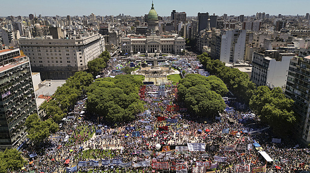 Argentince dráždí škrty ve školství. Proti Mileiovu návrhu demonstrovalo půl milionu lidí