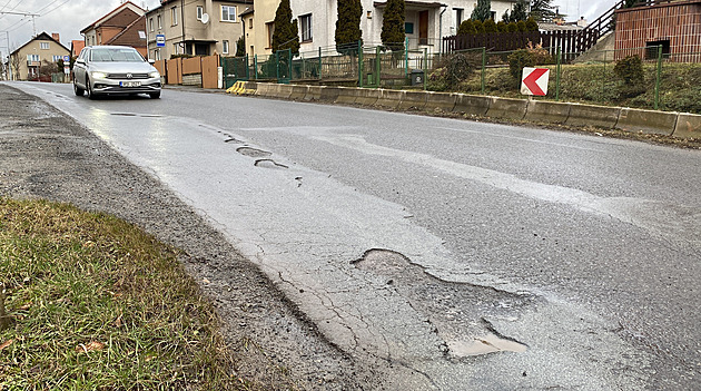 Zima se podepsala na silnicích. Nejvtí díry silniái v tomto období vyplují...