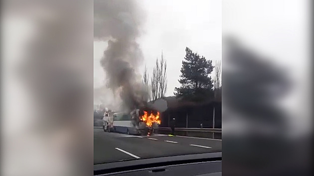 Na D5 u Loděnice hořel autobus, který vezla odtahovka. Provoz na Prahu stál