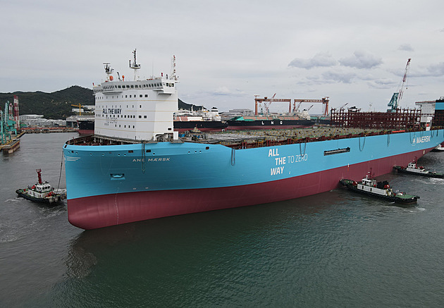 Přepravce Maersk představil největší kontejnerovou loď na metanol