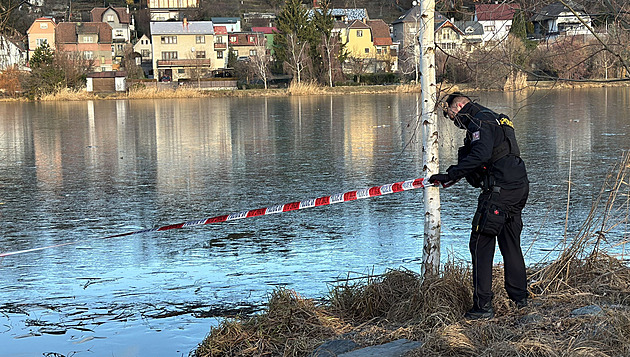 U Kyjského rybníka ležel mrtvý muž. Policie případ vyšetřuje jako vraždu