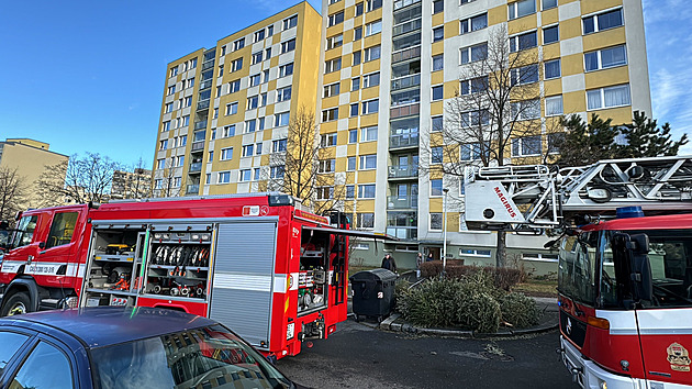 V hořícím bytě byla i pěstírna marihuany, hasiči museli podstoupit test na drogy