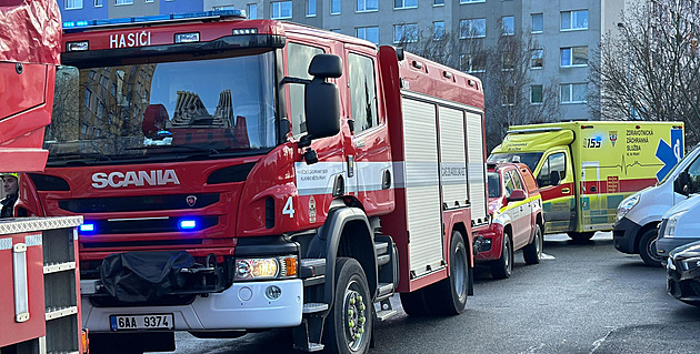 Plameny uvěznily čtyři lidi na střeše domu, dalších dvacet hasiči evakuovali