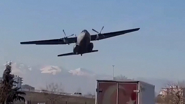 VIDEO: Bratře, letí to na nás. Turecký vojenský letoun jen těsně míjel domy