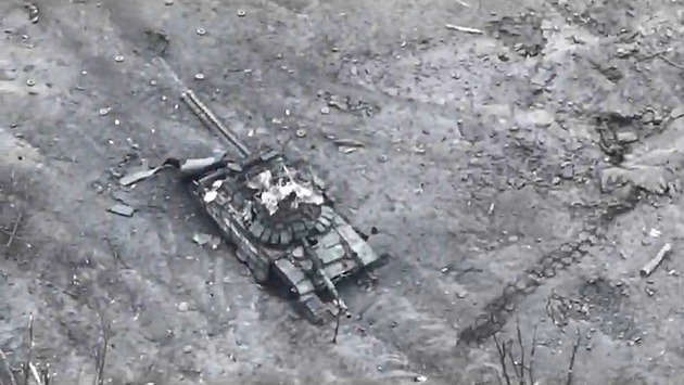 VIDEO: Ruský voják vyplázl jazyk na kameru a dovedl tank k vlastní zkáze