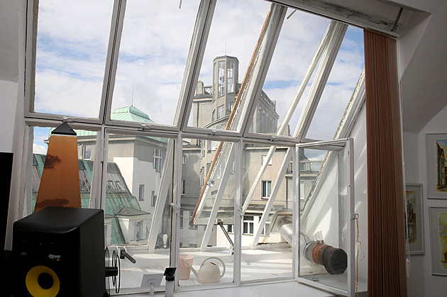 Zpěvák Pepa Melen bydlí v pasáži U Nováků. Z podkroví má krásný výhled