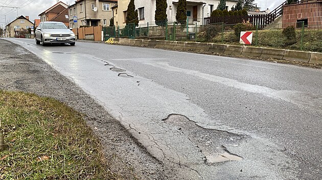 Zima se podepsala na silnicích. Nejvtí díry silniái v tomto období vyplují...