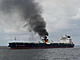 Kouř stoupá z tankeru Marlin Luanda poté, co plavidlo zasáhla húsíjská...