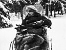 Vladimir Ilji Lenin na invalidním vozíku ve svém sídle v Gorkách v zim 1923