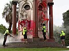Aktivisté v Melbourne svrhli sochu kapitána Cooka a pocákali barvou královnu