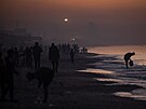 Palestinci na plá�i v ji�ní �ásti Pásma Gazy (21. ledna 2024)