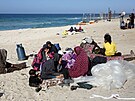 Palestinci na plái v jiní ásti Pásma Gazy (21. ledna 2024)