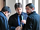 Obalovaný Roman Rohozin (vpravo) u Krajského soudu v Brn, který pokraoval v...