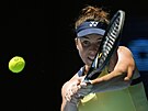 Linda Nosková hraje bekhend ve tvrtfinále Australian Open.
