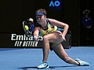 Linda Nosková se natahuje za míkem ve tvrtfinále Australian Open.