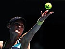 Ukrajinská tenistka Dajana Jastremská podává ve tvrtfinále Australian Open.