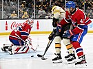 Útoník Boston Bruins David Pastrák pekonává brankáe Montreal Canadiens Sama...